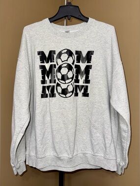 🌼 SOCCER MOM Gildan Light Gray Sweatshirt. Size XL.🌼